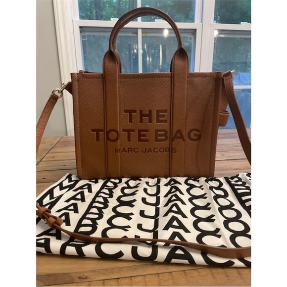 Marc Jacobs Medium Tote Bag with Structured Design and Embossed Text - Picture 2 of 12